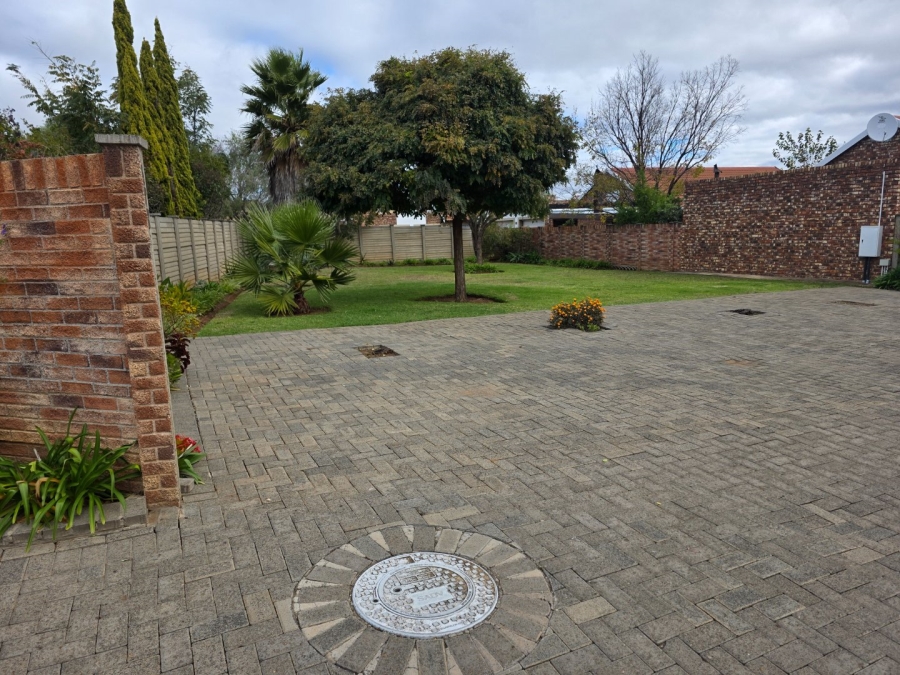 2 Bedroom Property for Sale in Langenhovenpark Free State